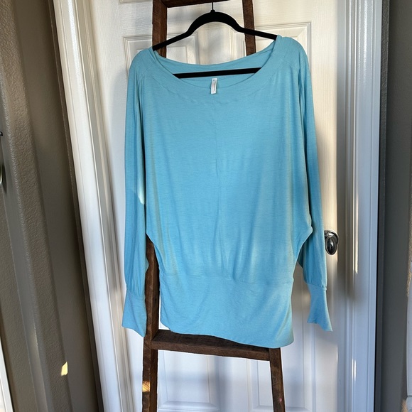 Women's Light Blue Top - Picture 1 of 10